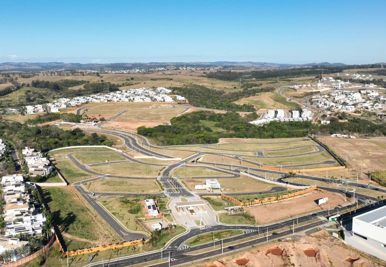 Foto aérea do residencial Alphaville Dom Pedro 0, em Campinas, com a portaria em primeiro plano
