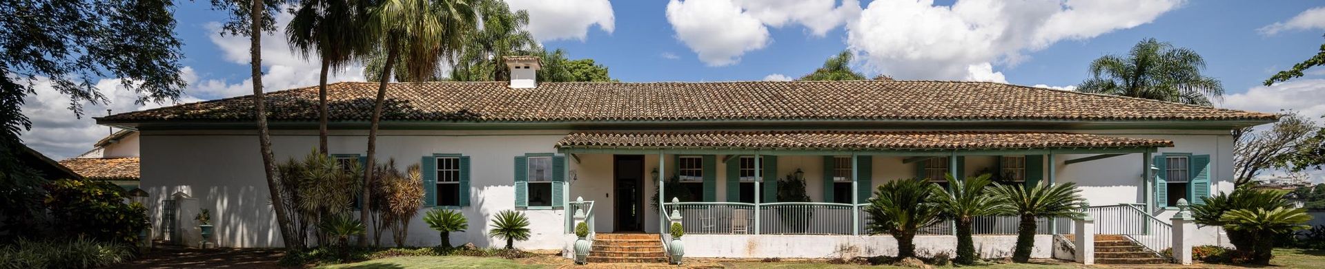 Foto do casarão do século XIX do Alphaville Dom Pedro 0, com varanda e telhado de barro