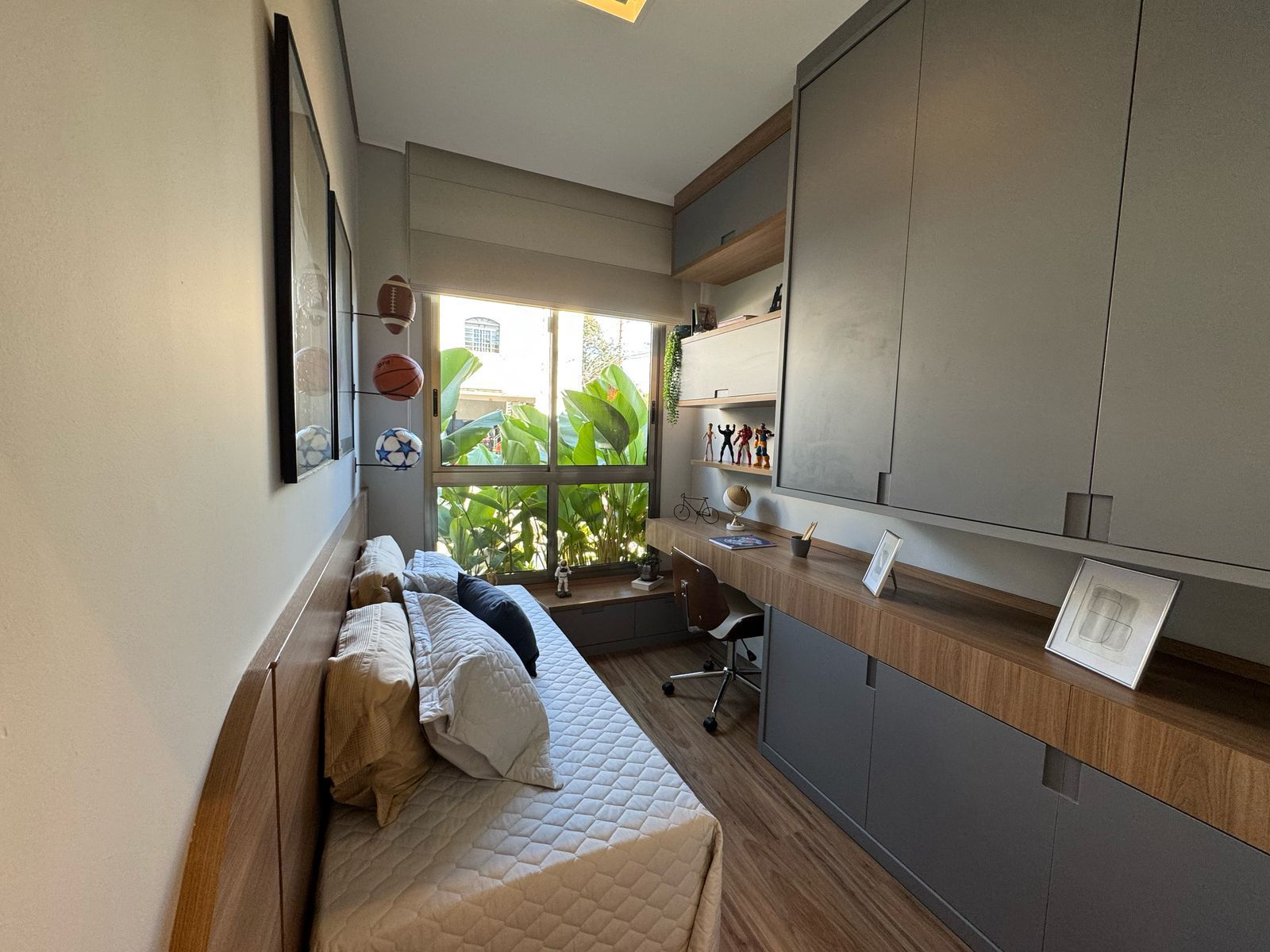 Terceiro dormitório do decorado montado com cama de solteiro, bancada de estudo e armário planejado