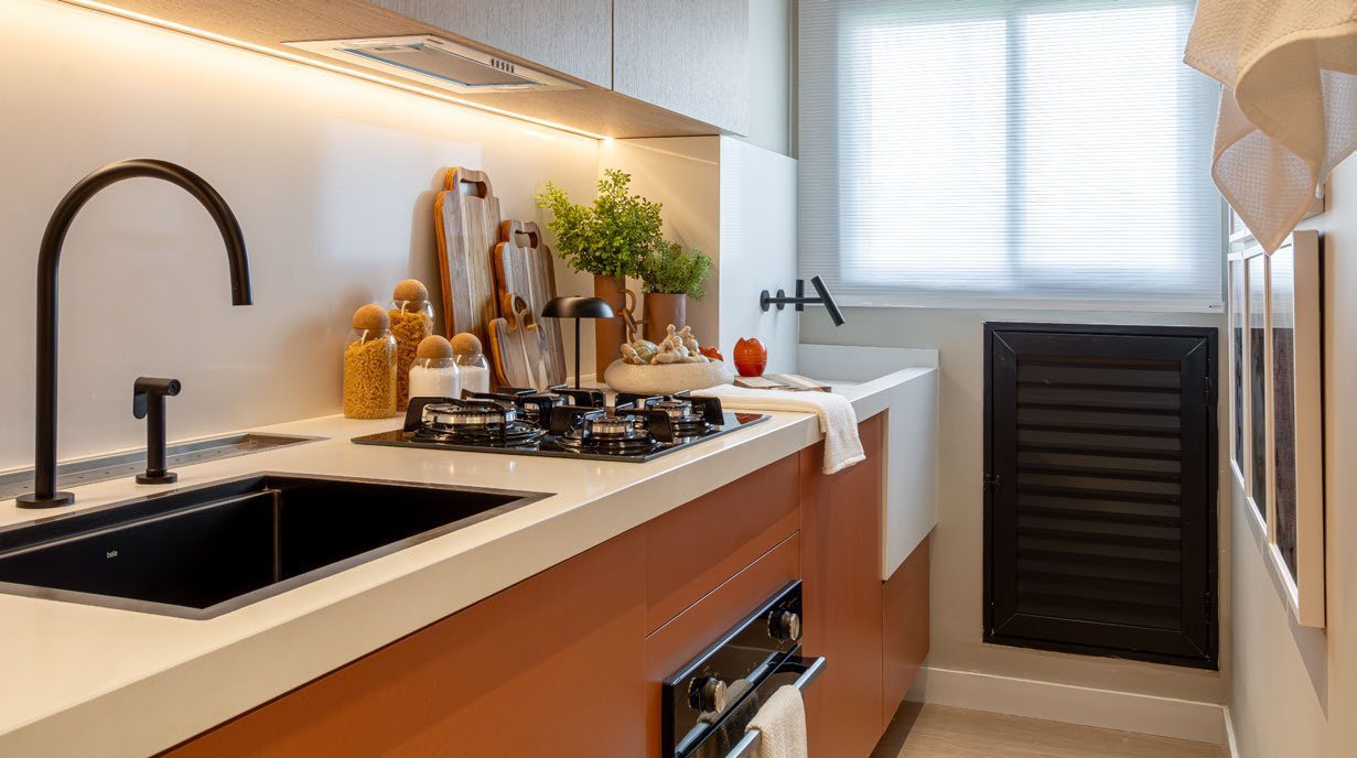 Perspectiva ilustrada da cozinha compacta com cooktop e bancada clara