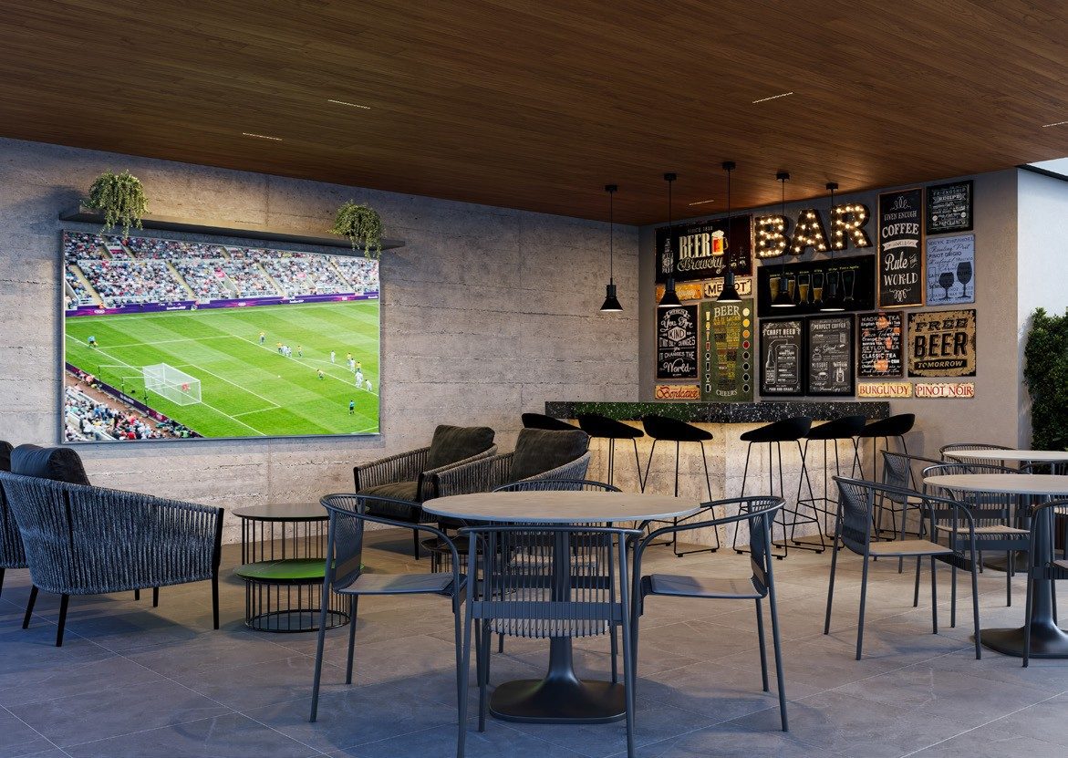 Perspectiva ilustrada do sport bar com balcão, banquetas, mesas e telão na parede de concreto