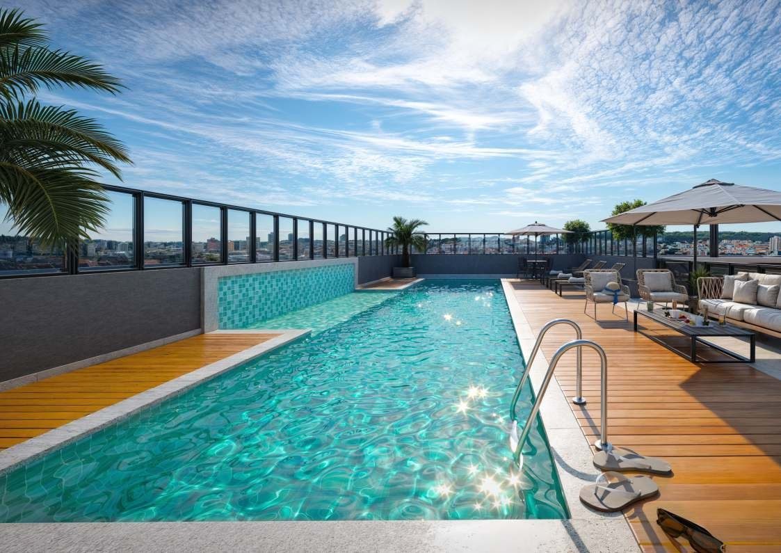 Perspectiva ilustrada da piscina no alto do prédio, com deck de madeira, poltronas, guarda-sóis e a cidade ao fundo