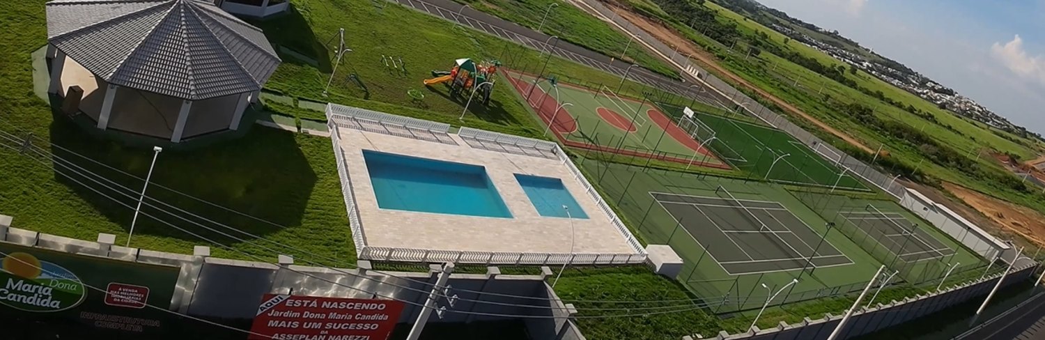 Área de lazer do Jardim Dona Maria Cândida com piscina, quadra de tênis e quiosque