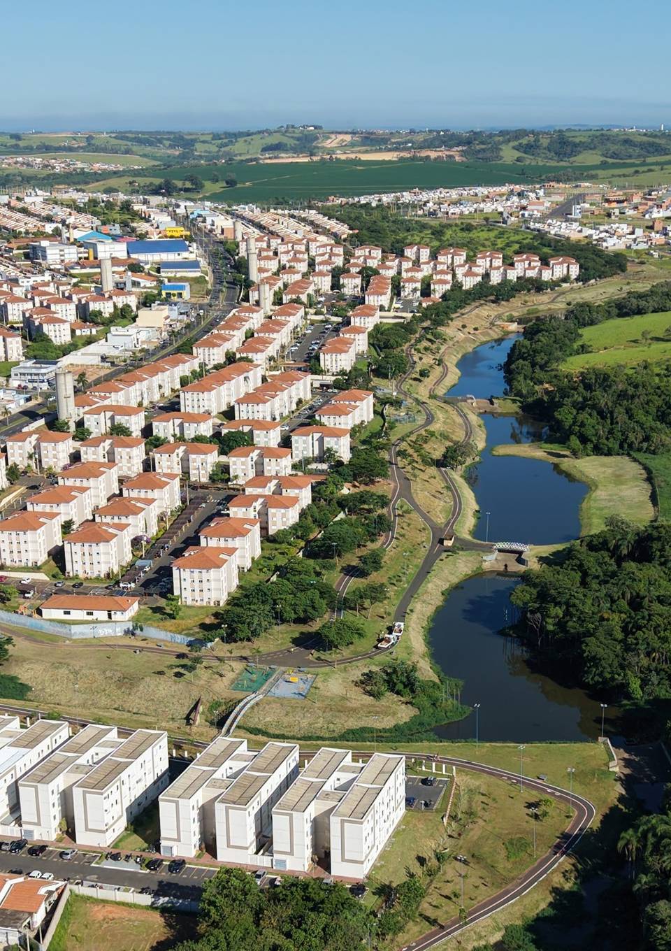 Foto aérea do Novo Parque Ecológico de Indaiatuba, com lagos, ciclovia e mata nativa