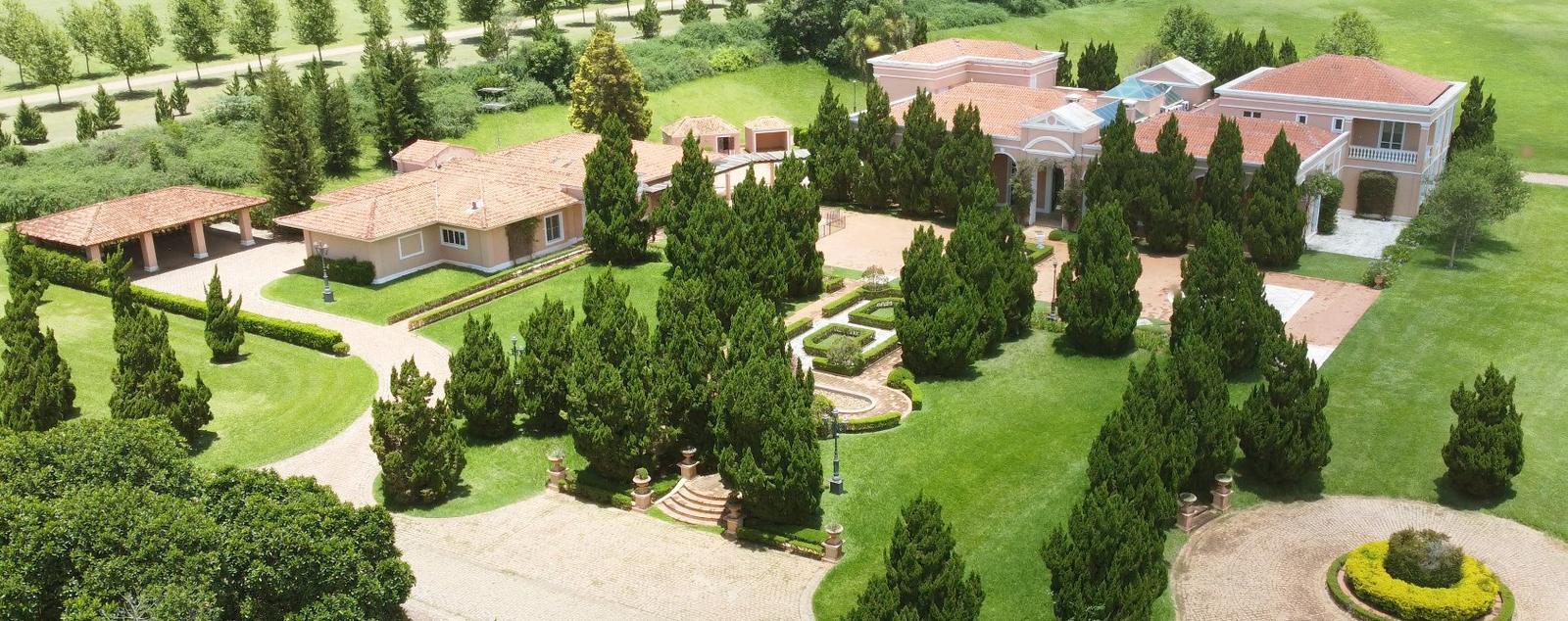 Foto aérea do casarão do Porteira de Ferro entre jardins