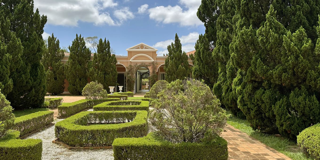 Foto do jardim formal do casarão