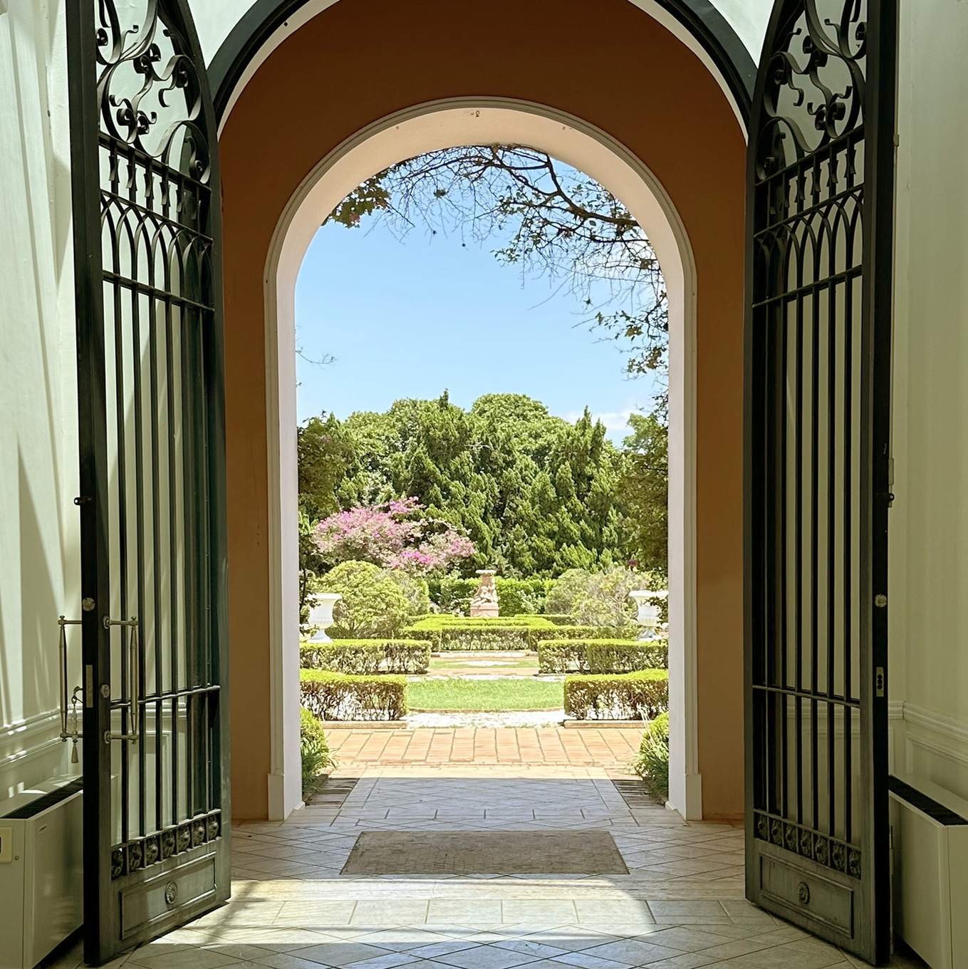 Foto do portão de ferro com vista para o jardim